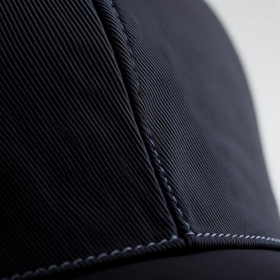 Detalle de gorra bordada en tonos oscuros