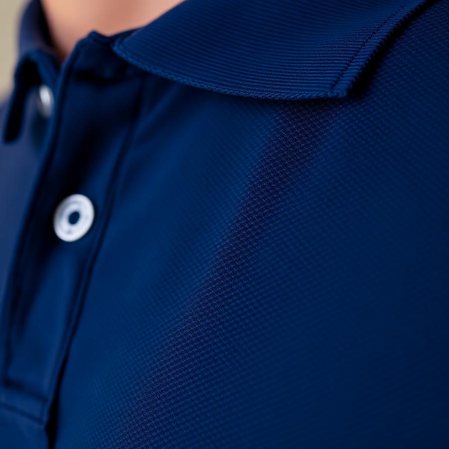 Polo bordado azul marino con costuras finas